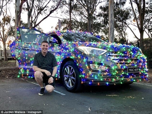 Jordan Wallace đã gắn 20.000 bóng đèn lên Hyundai SantaFe