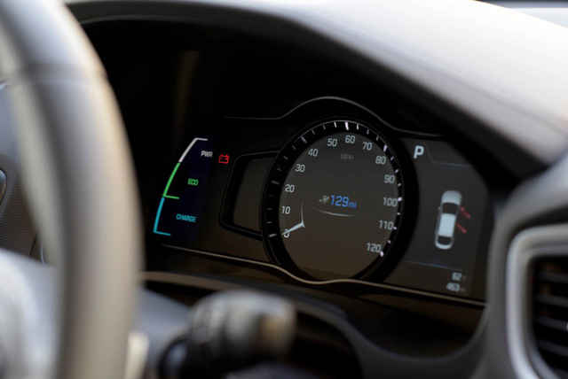 Trình làng Hyundai Ioniq PHEV hybrid sạc điện