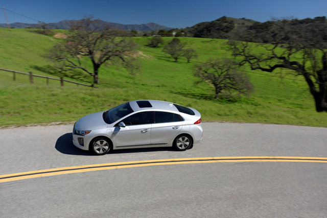 Trình làng Hyundai Ioniq PHEV hybrid sạc điện
