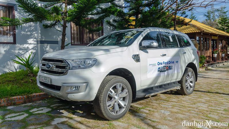 Đánh giá xe Ford Everest 2017: “Đắt xắt ra miếng” Đánh giá xe Ford Everest 2017