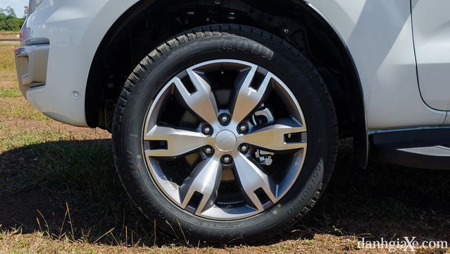 Đánh giá xe Ford Everest 2017: “Đắt xắt ra miếng” Đánh giá xe Ford Everest 2017