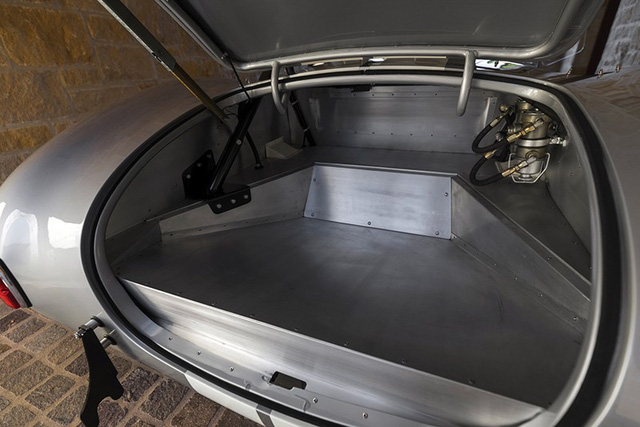 Xe cổ Shelby Cobra 427 có giá bán 2 triệu USD