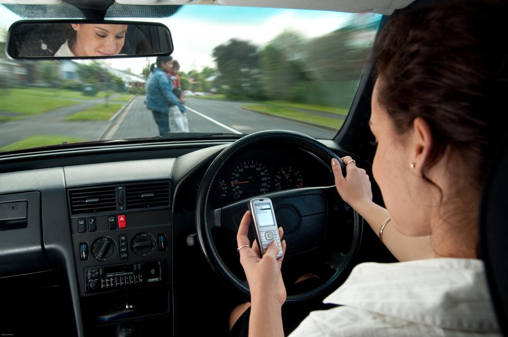 Lái xe hơi cần sự tập trung, không nên dùng điện thoại Lái xe hơi