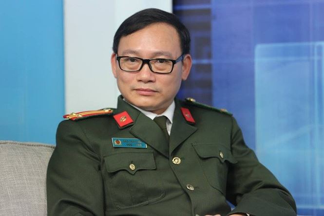 Tài xế lái xe trên cao tốc xử lý tình huống xin tiền