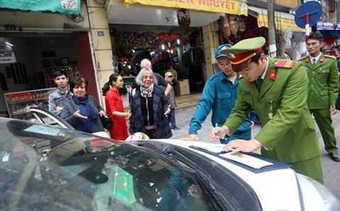 Quận Hoàn Kiếm xử phạt 32 bãi gửi xe trái phép xử phạt 32 bãi gửi xe trái phép