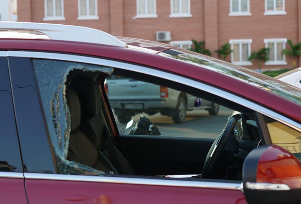 đập kính xe hơi để trộm cắp