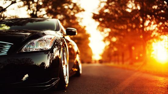 Nhiệt kế xe bị nóng do nắng và nhựa đường