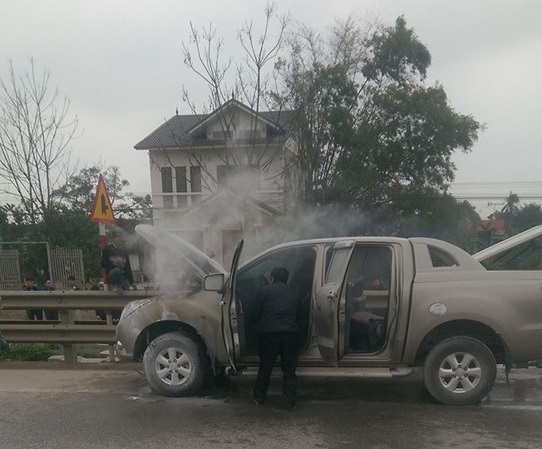 Xe bán tải Mazda BT-50 bất ngờ bốc chạy tại Hà Tĩnh