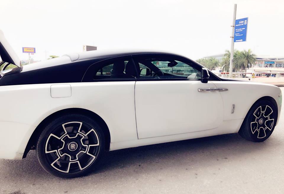 Doanh nhân trẻ Hà thành độ mâm bản Black Badge cho RollsRoyce Wraith