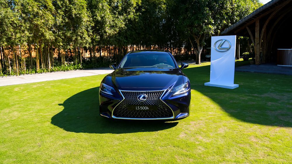 Lexus LS500h 2018 nằm trên bãi cỏ