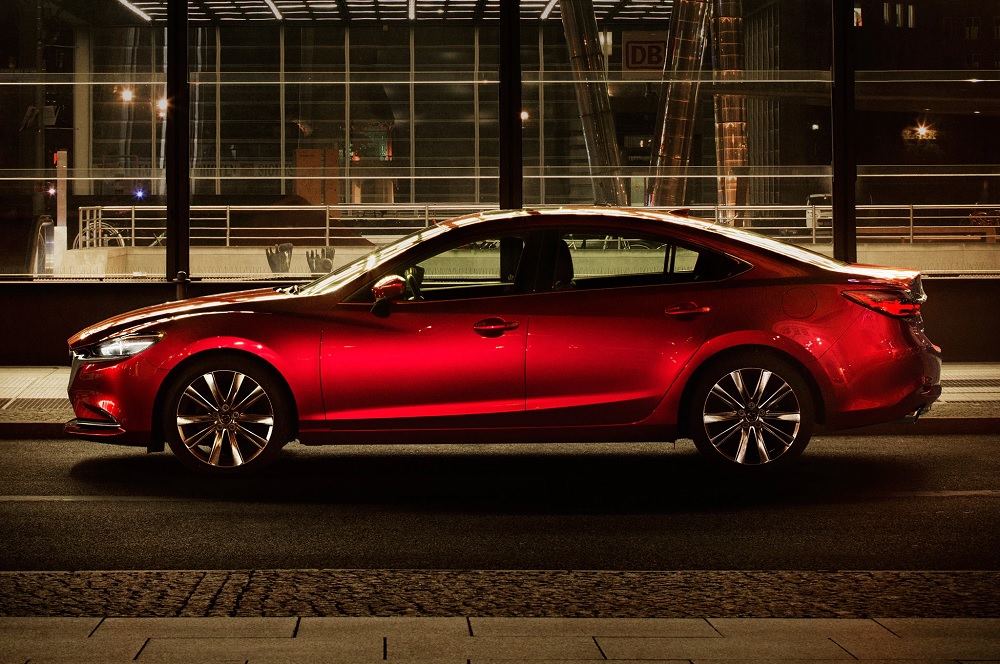 Mazda6 2018 nhìn từ bên sườn Mazda6 2018 được trang bị động cơ tăng áp 2,5 lít