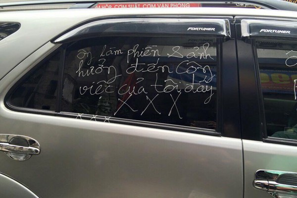 đỗ xe ô tô trước cửa hàng quán