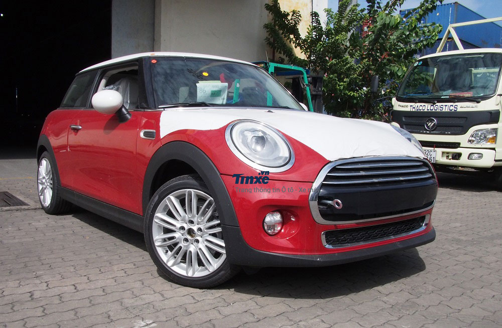 Xe Mini mới được Thaco nhập về Việt Nam Một chiếc Mini màu đỏ nằm tại cảng VICT