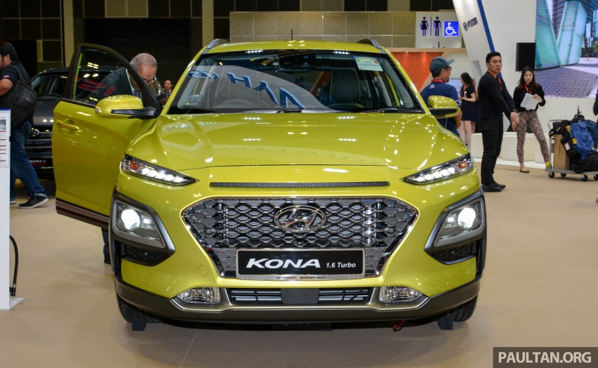 Hyundai Kona bản 1.6 màu xanh cốm nhìn trực diện