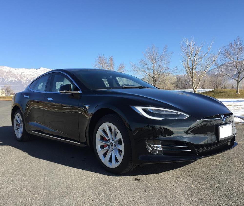Chiếc xe chống đạn ra đời từ Tesla Model S P100D Chiếc Tesla Model S P100D chống đạn đỗ trên đường