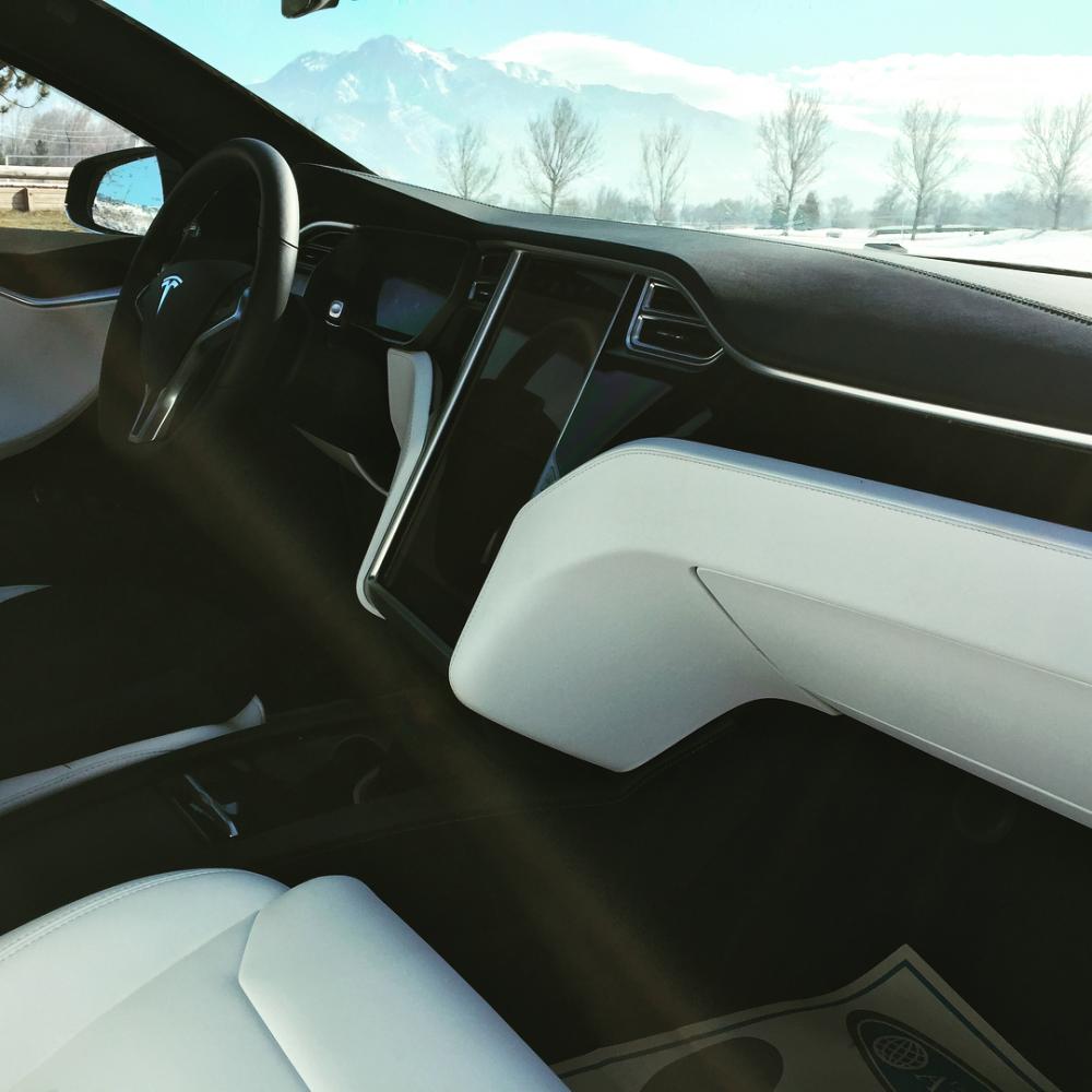 Nội thất của chiếc Tesla Model S P100D Khoang lái bên trong chiếc Tesla Model S P100D chống đạn