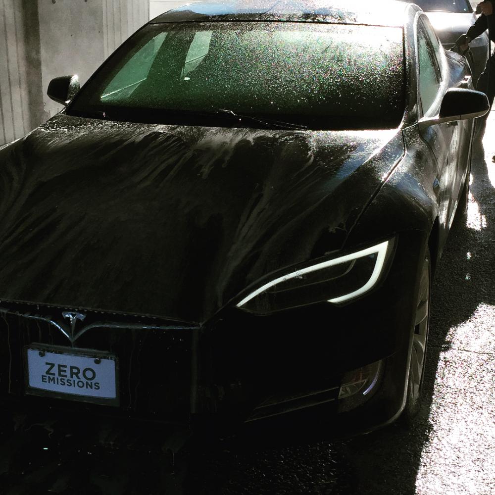 Chiếc Tesla Model S P100D chống đạn trông không khác gì xe thường Một phần đầu xe của chiếc Tesla Model S P100D