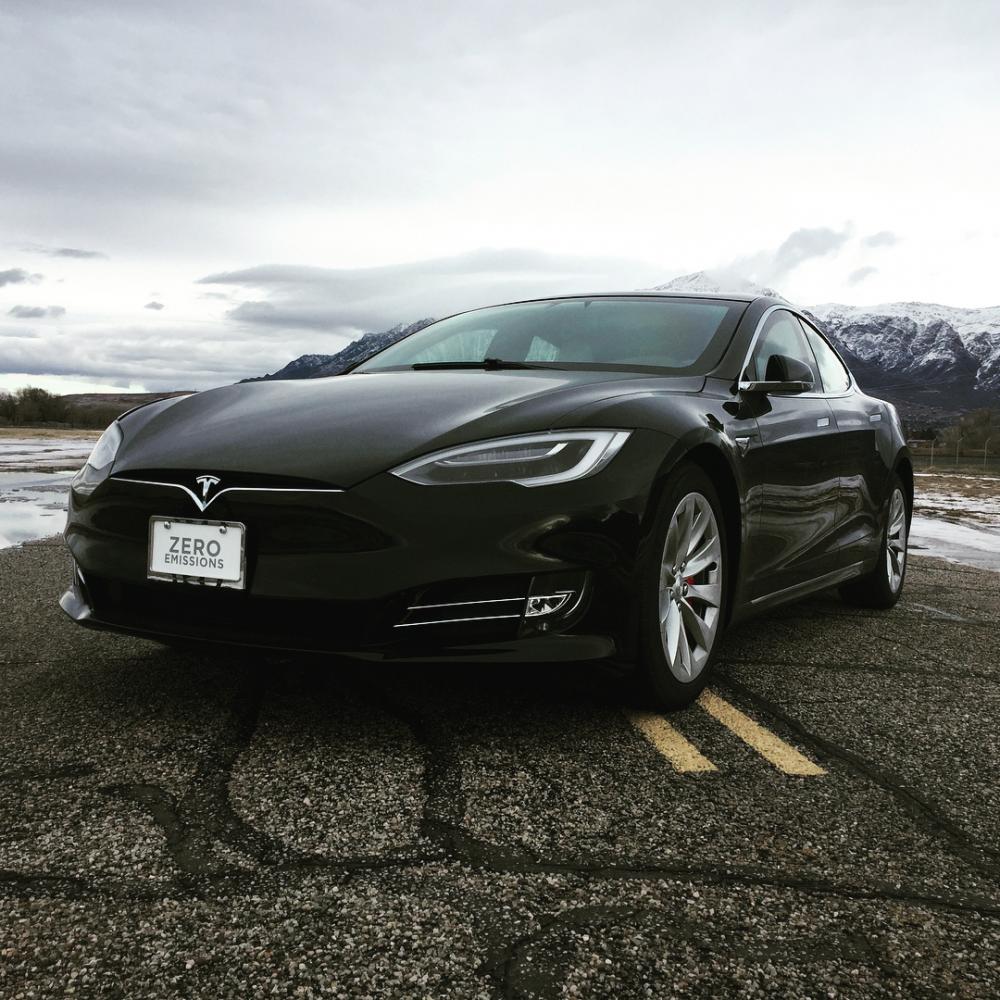Chiếc Tesla Model S P100D không hề được bọc thép Chiếc Tesla Model S P100D chống đạn màu đen nhìn từ phía trước