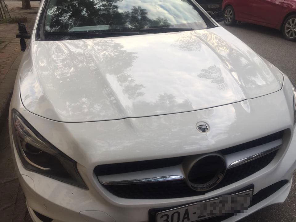 Mercedes-Benz CLA bị vặt gương và logo tại Hà Nội