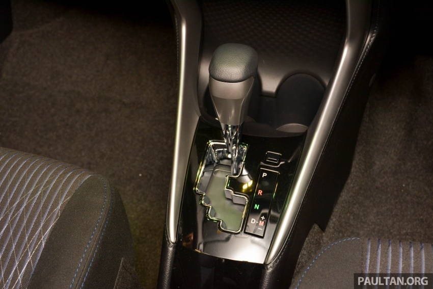 Cụm điều khiển trung tâm và cần số của Toyota Vios 2018