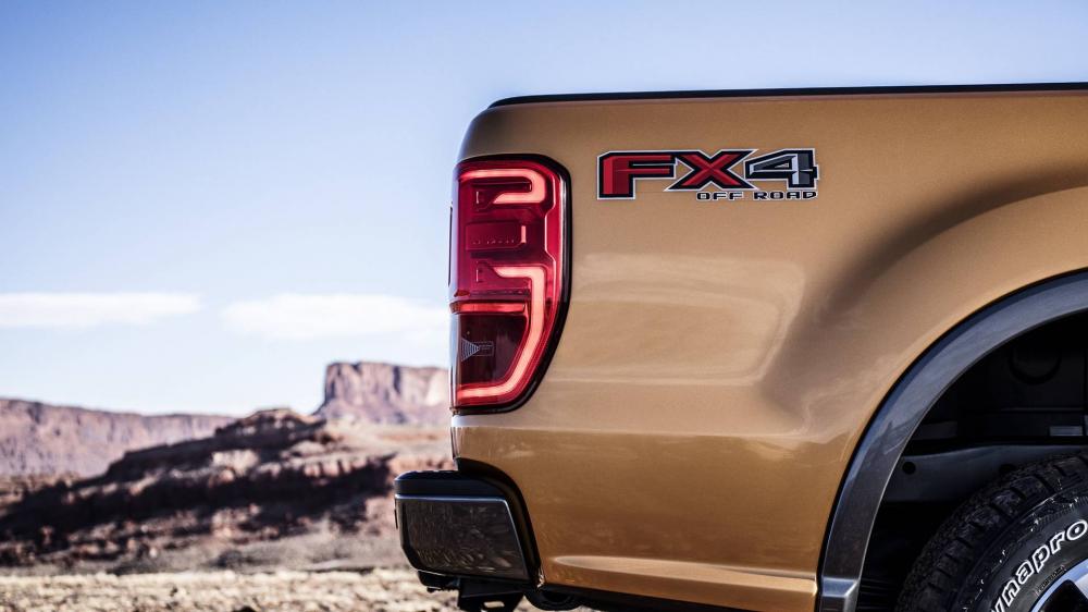Ford Ranger 2019 với gói FX4 Off-Road Logo FX4 trên sườn Ford Ranger 2019