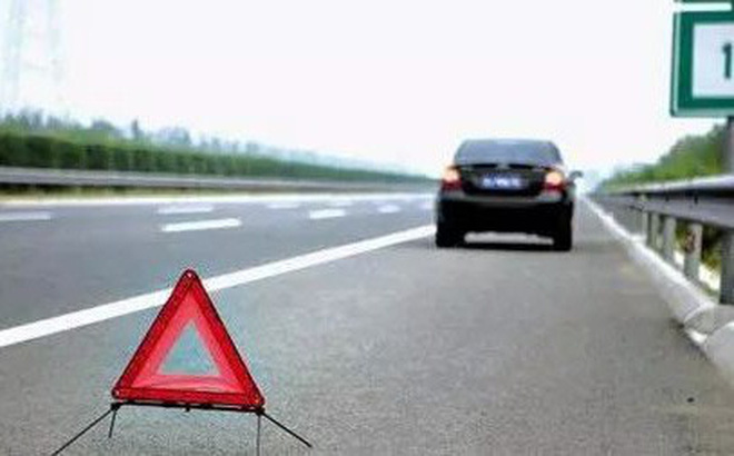 Đỗ xe trên cao tốc gây tai nạn hàng loạt tại Trung Quốc Đỗ xe trên cao tốc gây tai nạn