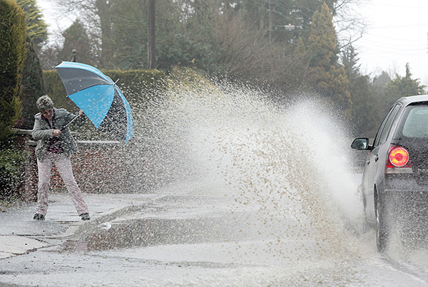 Xử phạt lái xe làm ướt người đi bộ