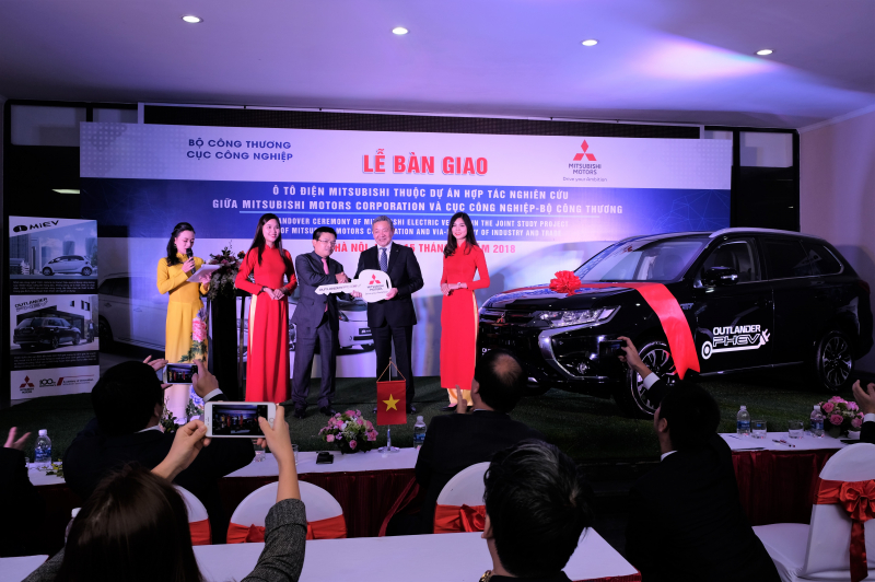 mẫu xe điện lai Outlander PHEV