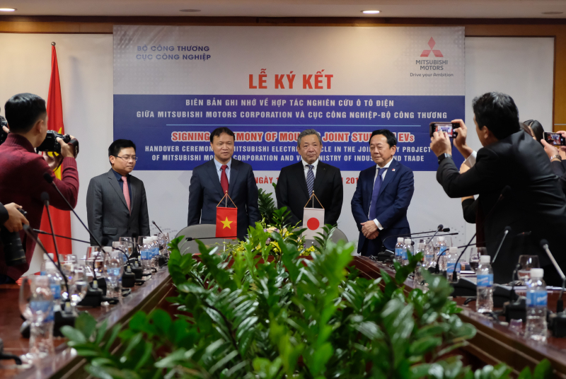 Bộ Công Thương ký hợp tác phát triển xe điện