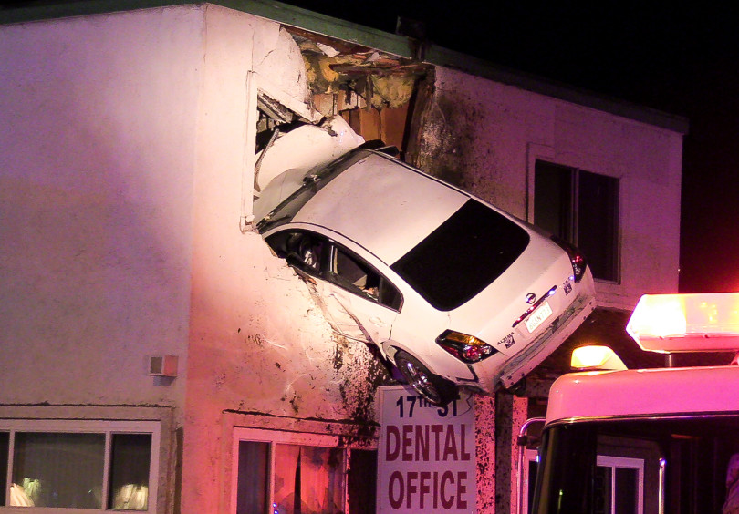 Nissan Altima đâm vào phòng khám nha khoa Nissan Altima đâm vào phòng khám nha khoa