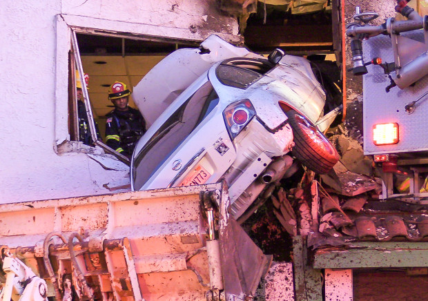 Nissan Altima bị hỏng nặng Nissan Altima mắc kẹt ở tầng 2 phòng khám nha khoa