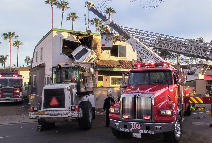 Xe cẩu đến dọn hiện trường tai nạn Nissan Altima Xe cẩu đến dọn hiện trường tai nạn Nissan Altima