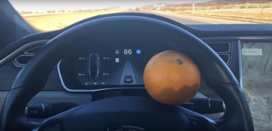 Sử dụng trái cam để “đánh lừa” tính năng AutoPilot trên xe Tesla tính năng AutoPilot trên xe Tesla