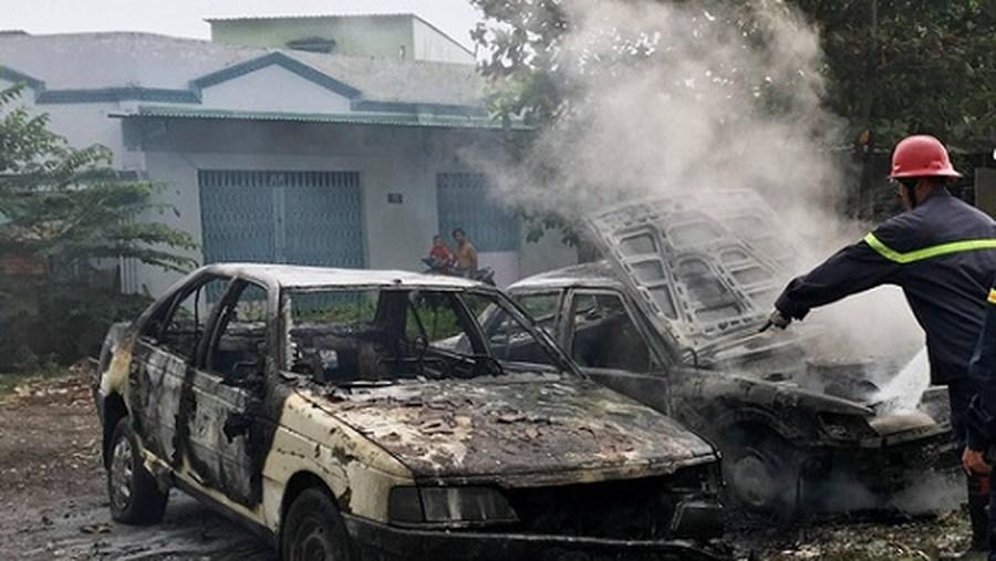 Hai ô tô bị cháy 