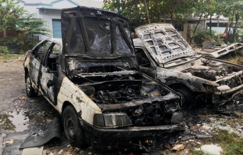 Hai ô tô bị cháy khi đang đốt rác