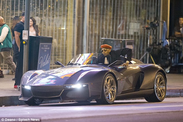 Nam ca sỹ Chris Brown lái Rezvani  Nam ca sỹ Chris Brown lái Rezvani
