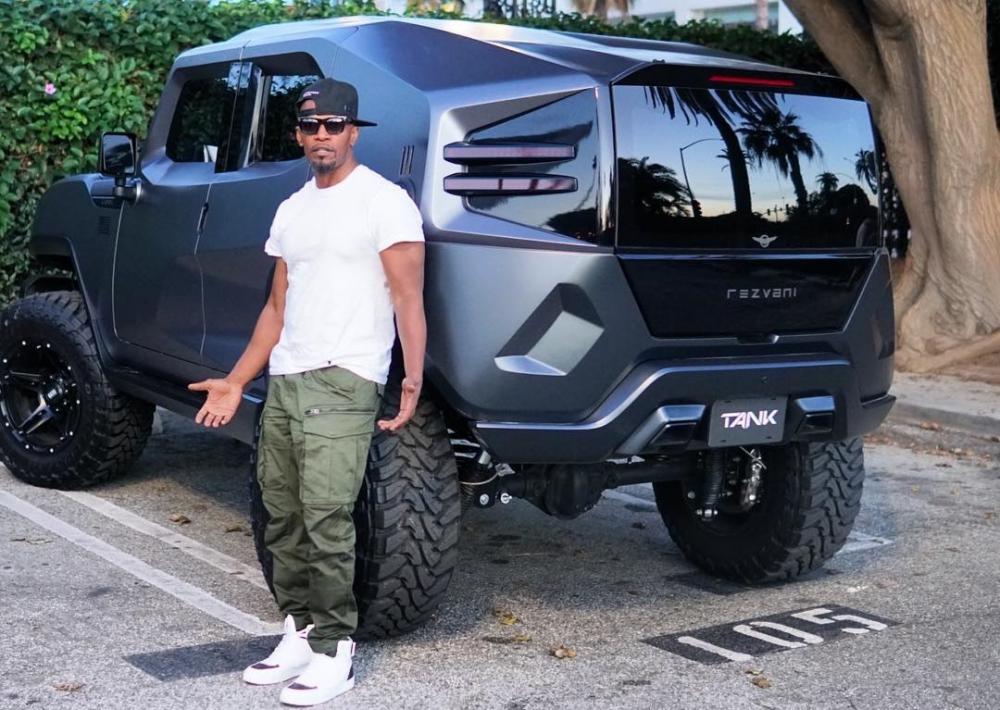 Jamie Foxx bên Rezvani Tank Jamie Foxx bên Rezvani Tank