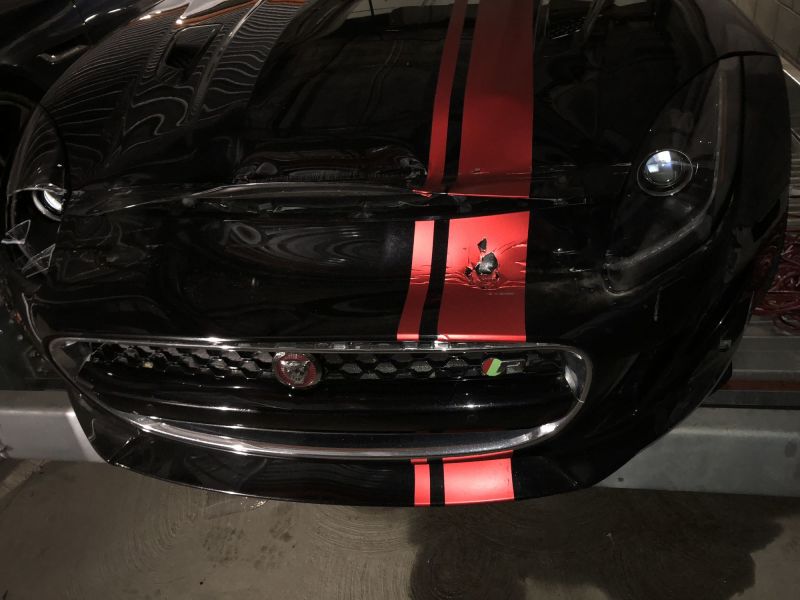 Chiếc Jaguar F-Type R đỗ sai vị trí Chiếc Jaguar F-Type R đỗ sai vị trí