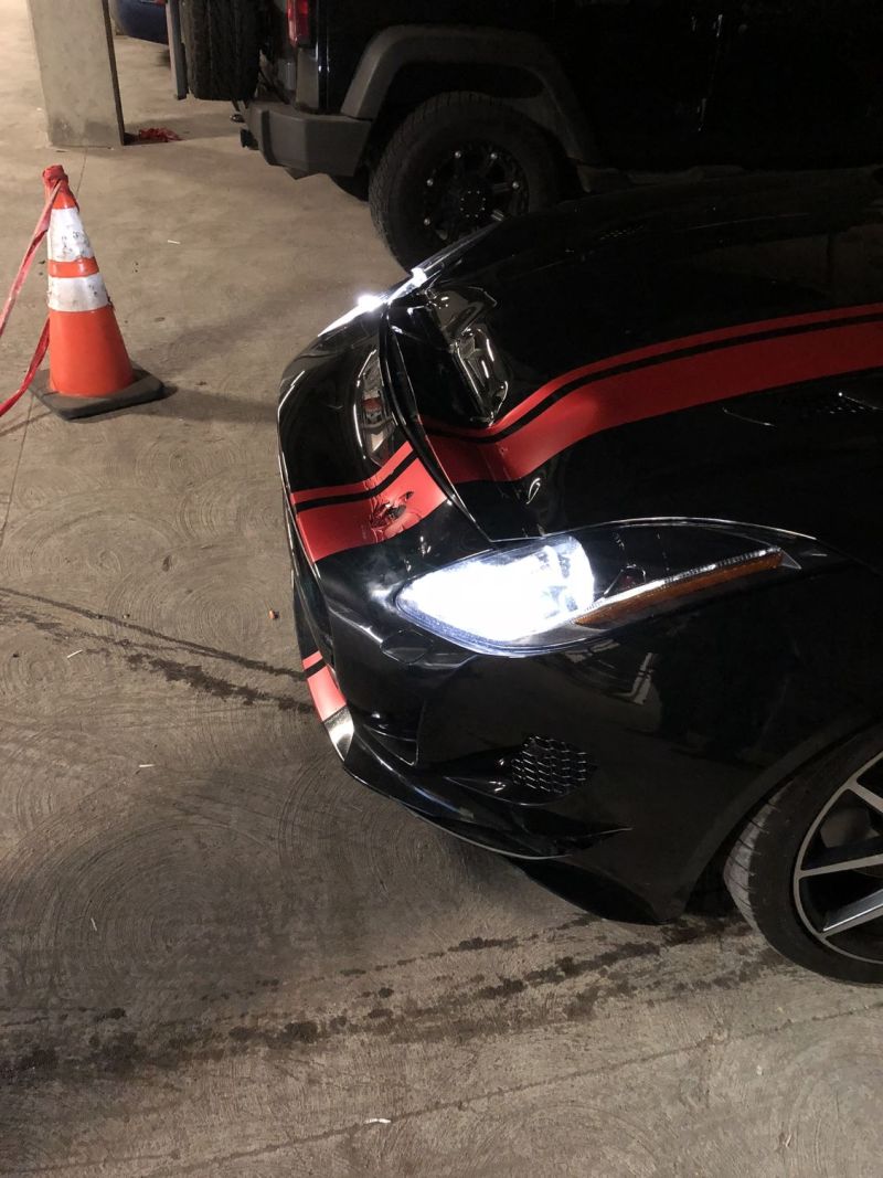 Đầu xe Jaguar F-Type R bị bẹp dúm Đầu xe Jaguar F-Type R bị bẹp dúm