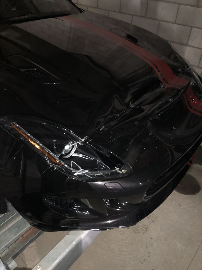 Đèn pha của Jaguar F-Type R bị vỡ Đèn pha của Jaguar F-Type R bị vỡ