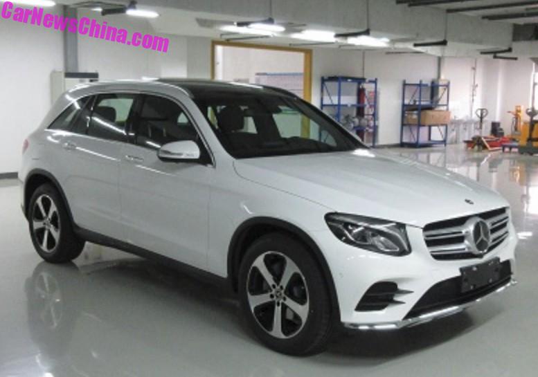 Mercedes-Benz GLC-L nhìn bên sườn và đầu xe