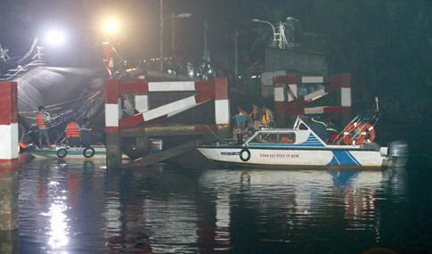 Cứu hộ tại hiện trường sập cầu