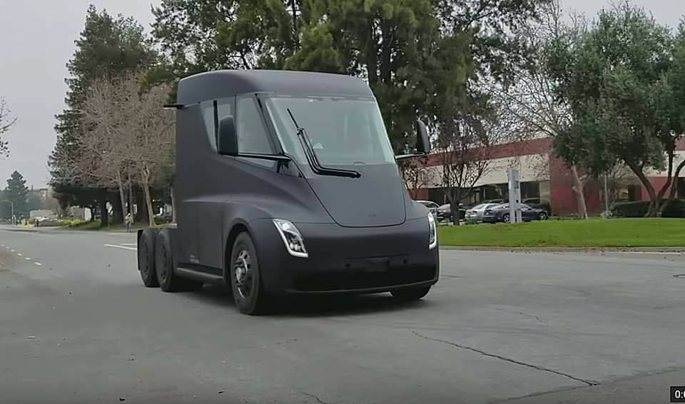 Tesla Semi chạy trên đường phố Tesla Semi chạy trên đường phố