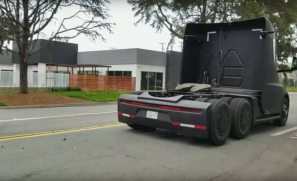 Chiếc Tesla Semi chạy thử nghiệm Tesla Semi nhìn từ phía sau