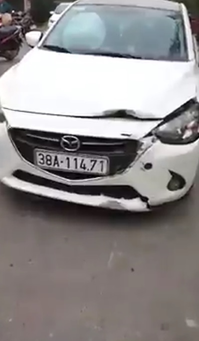 Chiếc Mazda bị hỏng đầu xe Chiếc Mazda bị hỏng đầu xe