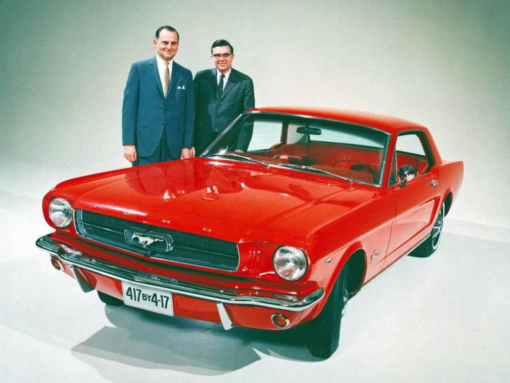 Ford Mustang màu đỏ