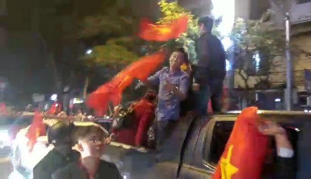 Đừng để bị phạt lỗi vì ngồi thùng xe bán tải khi “đi bão” 1