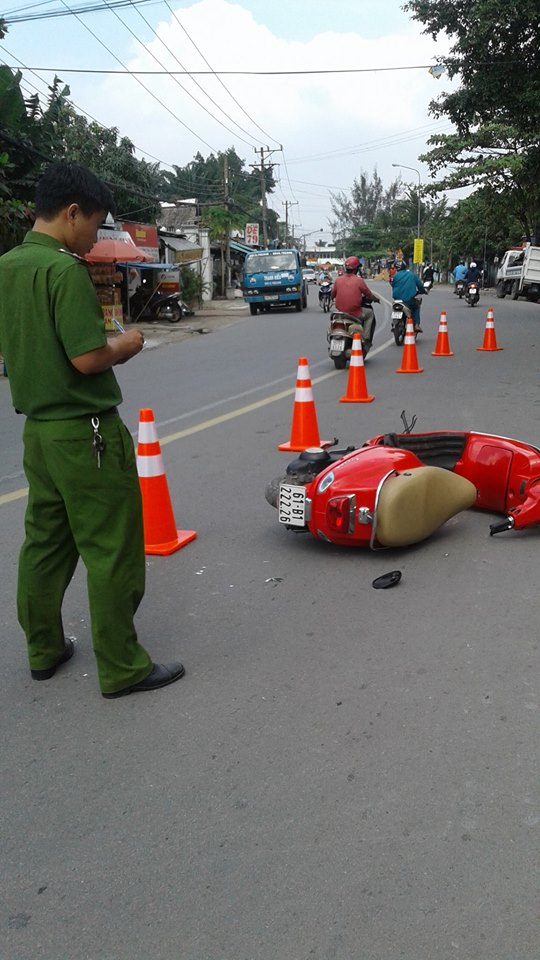 Vespa LX đỏ nằm giữa đường Vespa LX đỏ nằm giữa đường