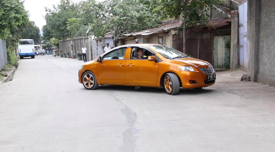 Toyota Vios 2 đầu được sơn màu cam