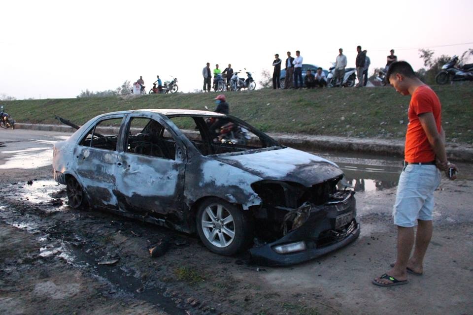 Toyota Vios cháy trơ khung 